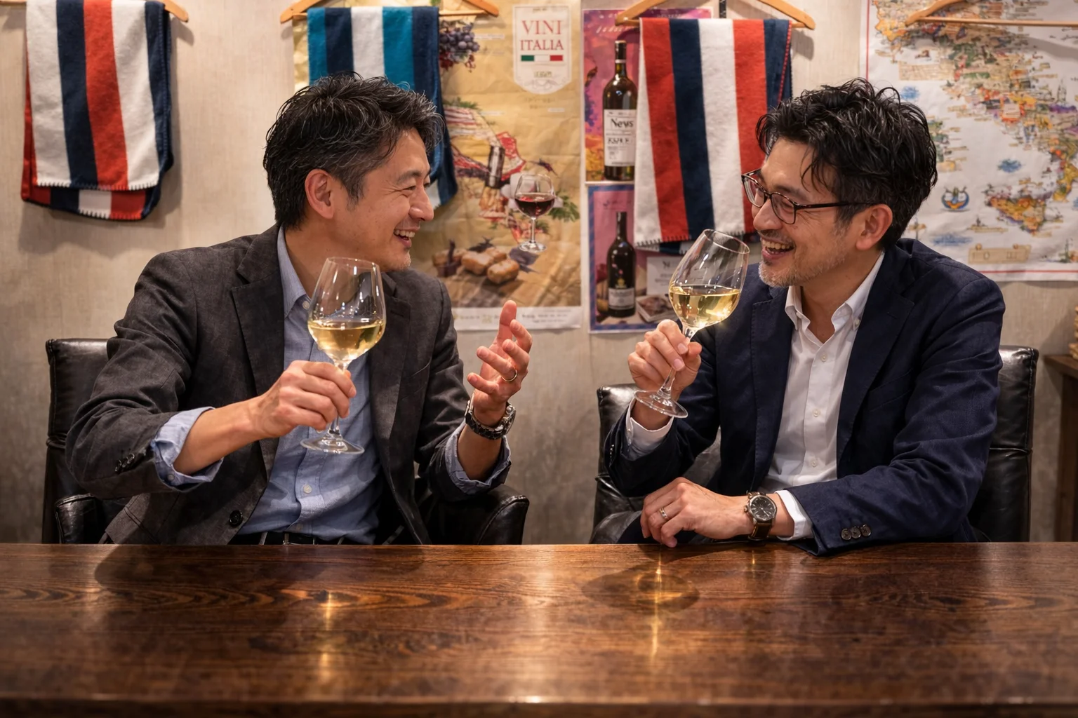 同僚・ご友人とワインを楽しむシーン