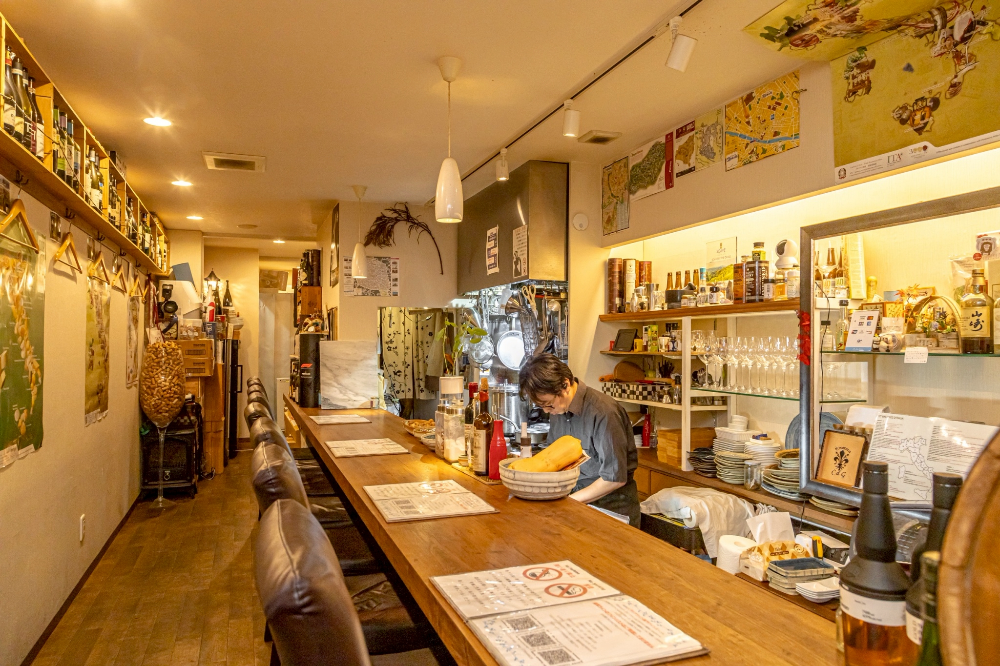 暖かみのあるカウンターと照明でゆったりとした時間を